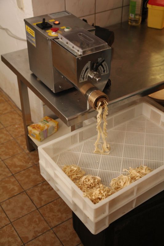Frische Pasta kommt aus der Nudelmaschine