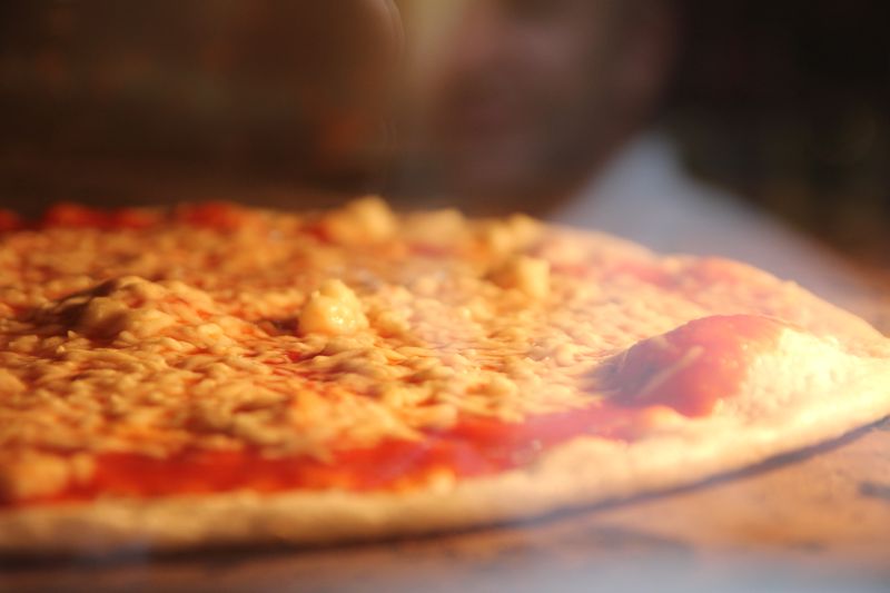 Knuspriger Pizzaboden direkt aus dem Steinofen